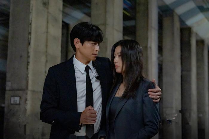 全智贤 姜栋元 暴风圈 财阀讽刺 韩剧 犯罪悬疑 爱情故事_暴风圈全智贤