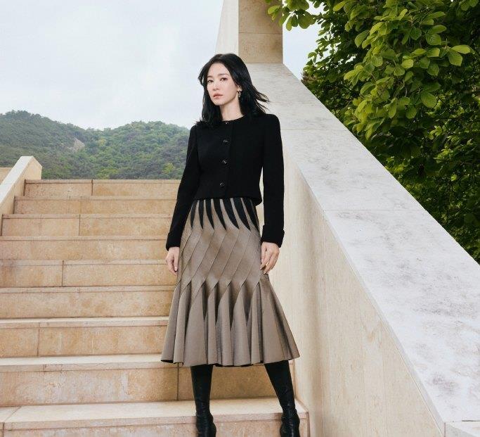 宋慧乔新物料图 满脸伤痕眼神 变一个人 电影彻底豁出去_宋慧乔